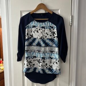 BCBGMaxAzria Blue and White Raglan Blouse with Graphic Design